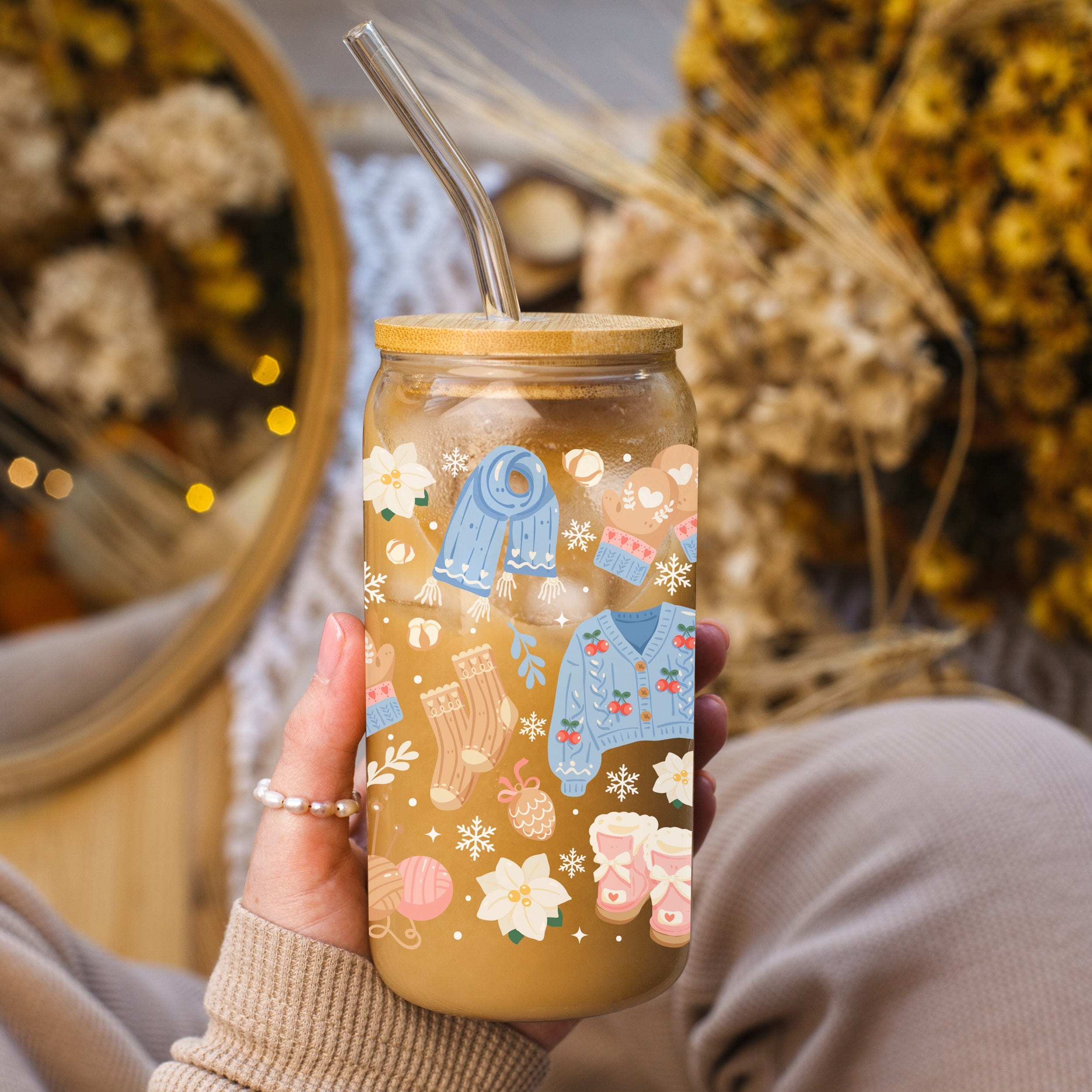 Creasowl Cozy Christmas Sweater Glazen Koffiebeker met Deksel en Glazen Rietje – 500ml