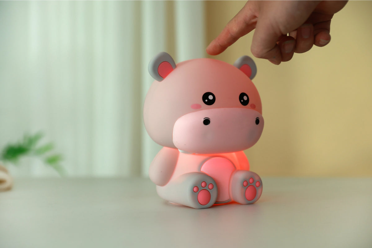 Siliconen Nijlpaard Nachtlampje – Zacht Kinderkamer LED Nachtlampje (10 x 13,2 x 16 cm) – Lief Hiipolampje & Sfeervol Cadeau