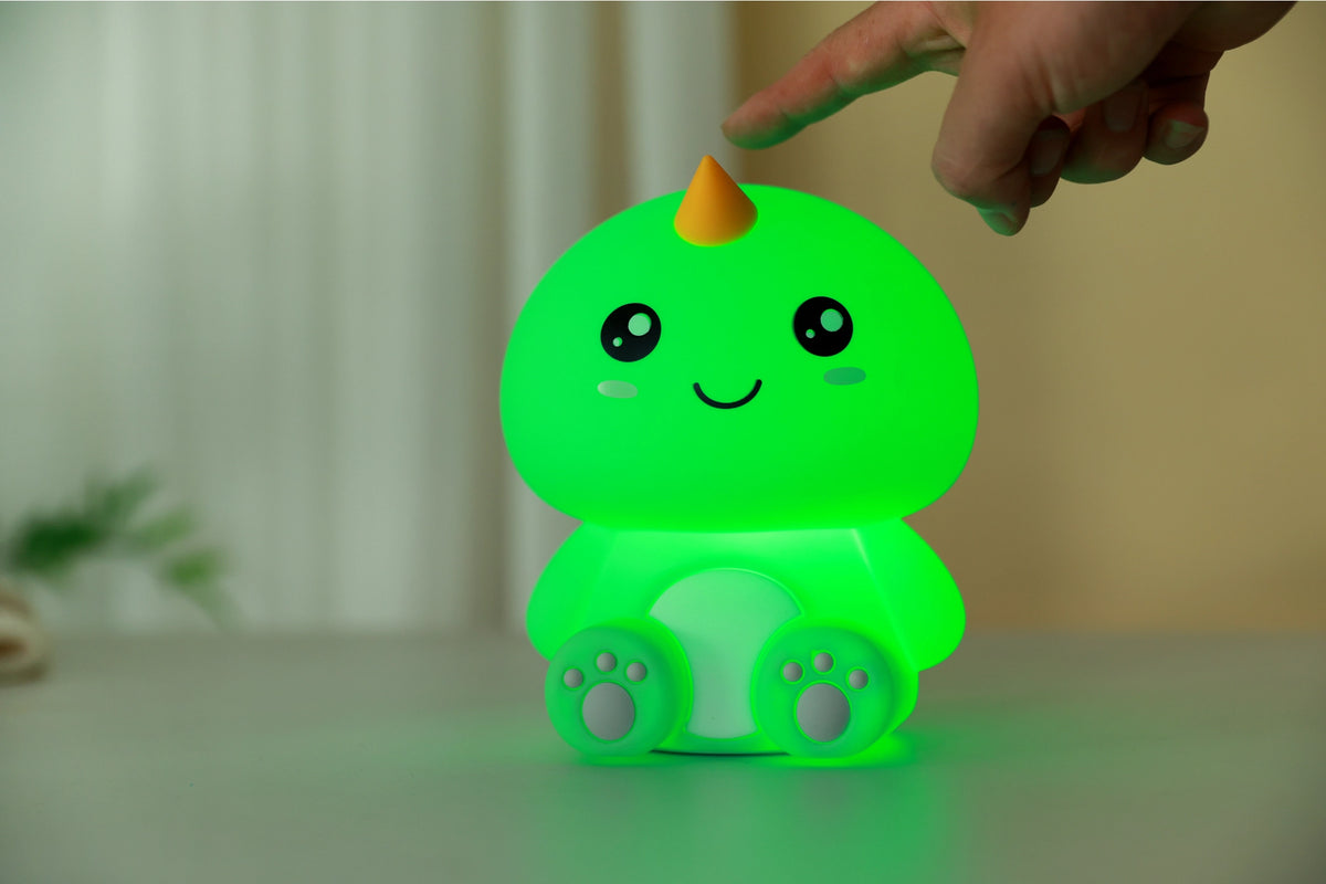 Hello Dino Nachtlampje – Zacht Kinderkamer LED Nachtlampje (10 x 13,2 x 16 cm) – Stoere Dinosaurus Lamp & Sfeervol Cadeau