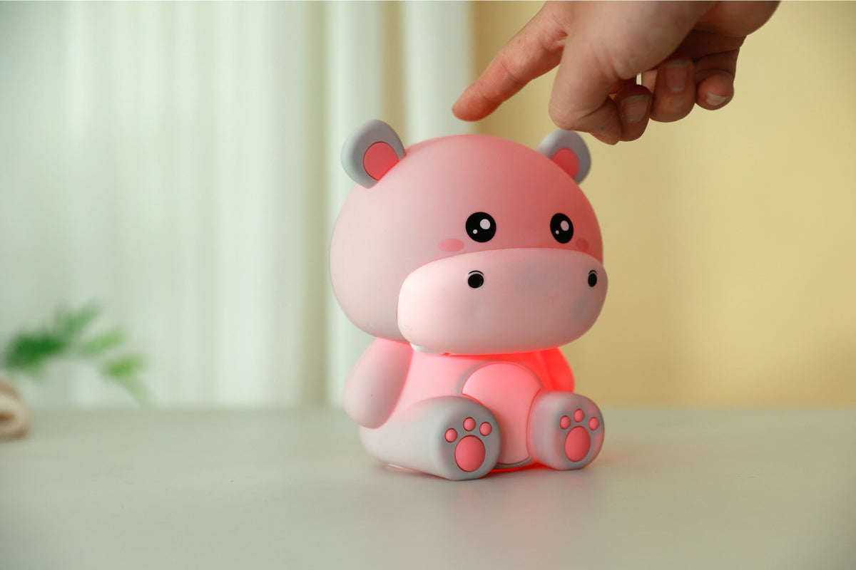 Siliconen Nijlpaard Nachtlampje – Zacht Kinderkamer LED Nachtlampje (10 x 13,2 x 16 cm) – Lief Hiipolampje & Sfeervol Cadeau