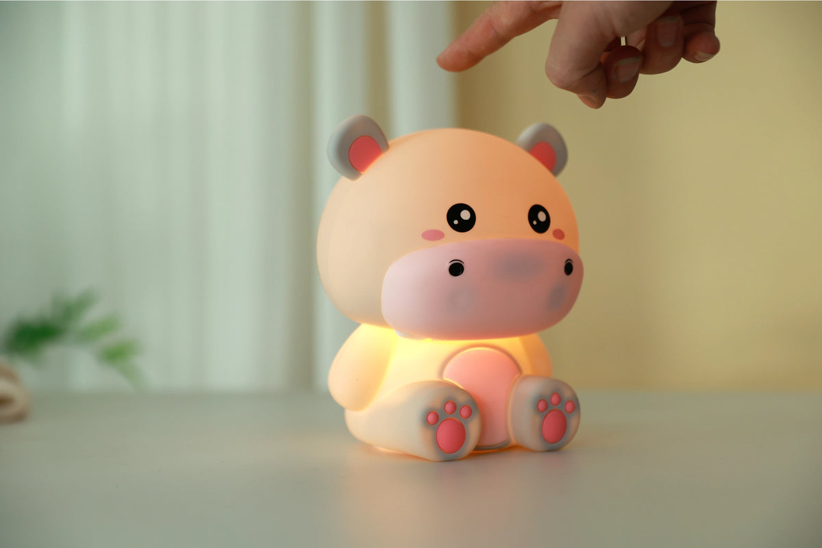 Siliconen Nijlpaard Nachtlampje – Zacht Kinderkamer LED Nachtlampje (10 x 13,2 x 16 cm) – Lief Hiipolampje & Sfeervol Cadeau