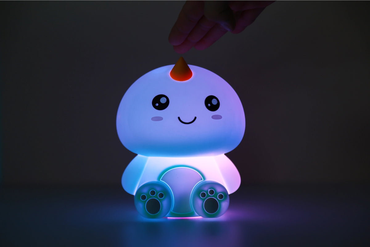Hello Dino Nachtlampje – Zacht Kinderkamer LED Nachtlampje (10 x 13,2 x 16 cm) – Stoere Dinosaurus Lamp & Sfeervol Cadeau