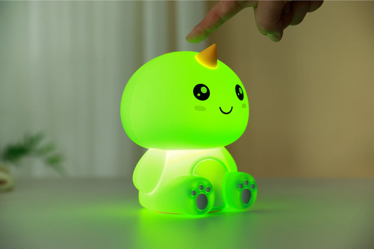 Hello Dino Nachtlampje – Zacht Kinderkamer LED Nachtlampje (10 x 13,2 x 16 cm) – Stoere Dinosaurus Lamp & Sfeervol Cadeau