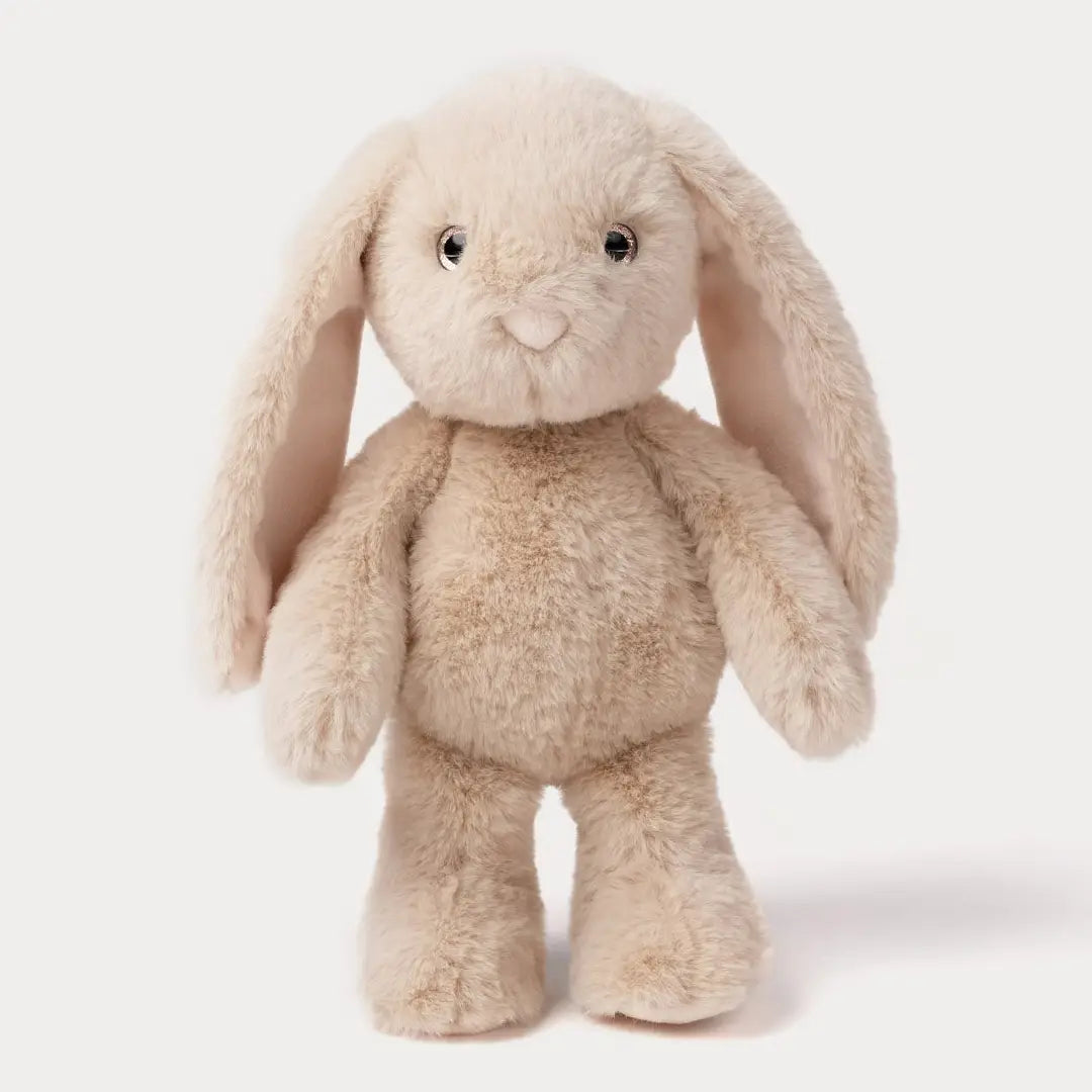 Zacht pluche knuffelkonijn Lily van Creasowl, 25 cm, met glitterogen en fluwelige vacht in diverse kleuren, liggend op een witte achtergrond.