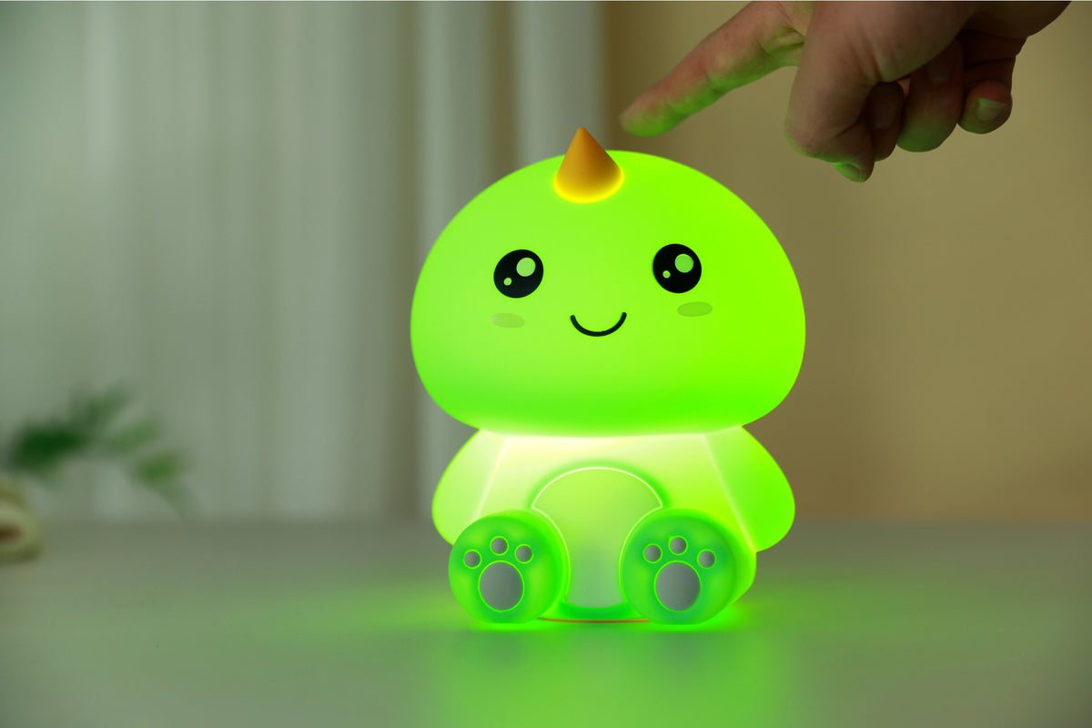 Hello Dino Nachtlampje – Zacht Kinderkamer LED Nachtlampje (10 x 13,2 x 16 cm) – Stoere Dinosaurus Lamp & Sfeervol Cadeau