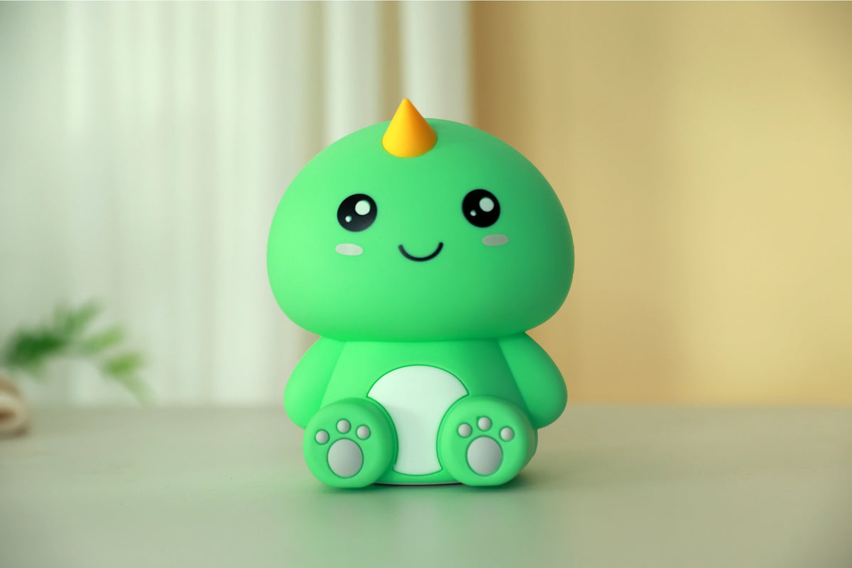 Hello Dino Nachtlampje – Zacht Kinderkamer LED Nachtlampje (10 x 13,2 x 16 cm) – Stoere Dinosaurus Lamp & Sfeervol Cadeau
