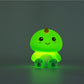 Hello Dino Nachtlampje – Zacht Kinderkamer LED Nachtlampje (10 x 13,2 x 16 cm) – Stoere Dinosaurus Lamp & Sfeervol Cadeau