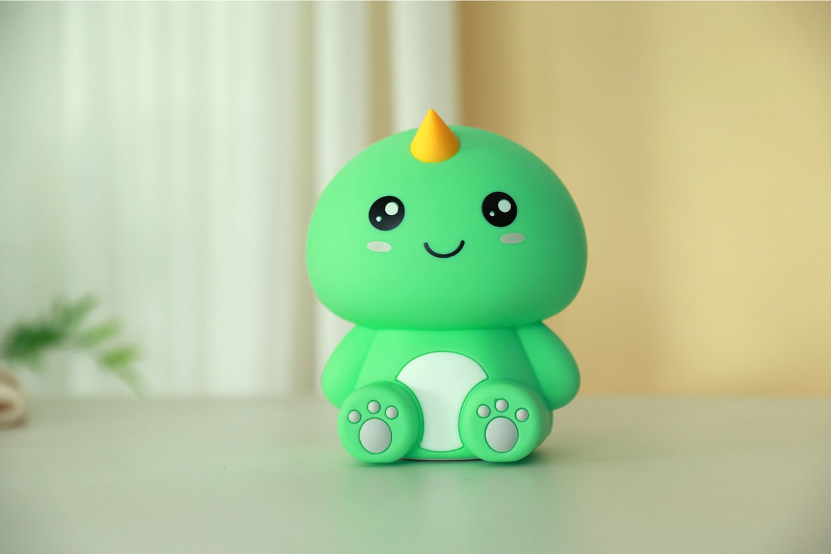 Hello Dino Nachtlampje – Zacht Kinderkamer LED Nachtlampje (10 x 13,2 x 16 cm) – Stoere Dinosaurus Lamp & Sfeervol Cadeau