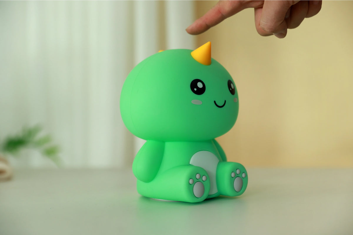 Hello Dino Nachtlampje – Zacht Kinderkamer LED Nachtlampje (10 x 13,2 x 16 cm) – Stoere Dinosaurus Lamp & Sfeervol Cadeau