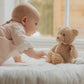 Zachte creasowl teddy knuffelbeer van 28 cm, ideaal als eerste knuffel en kraamcadeau voor baby's.