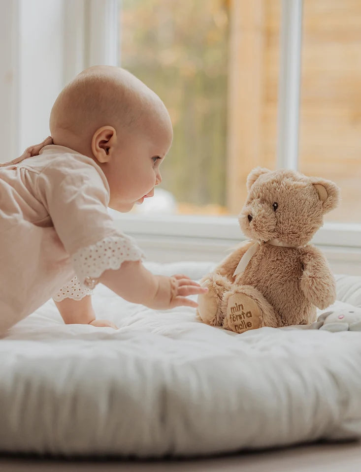 Zachte creasowl teddy knuffelbeer van 28 cm, ideaal als eerste knuffel en kraamcadeau voor baby's.