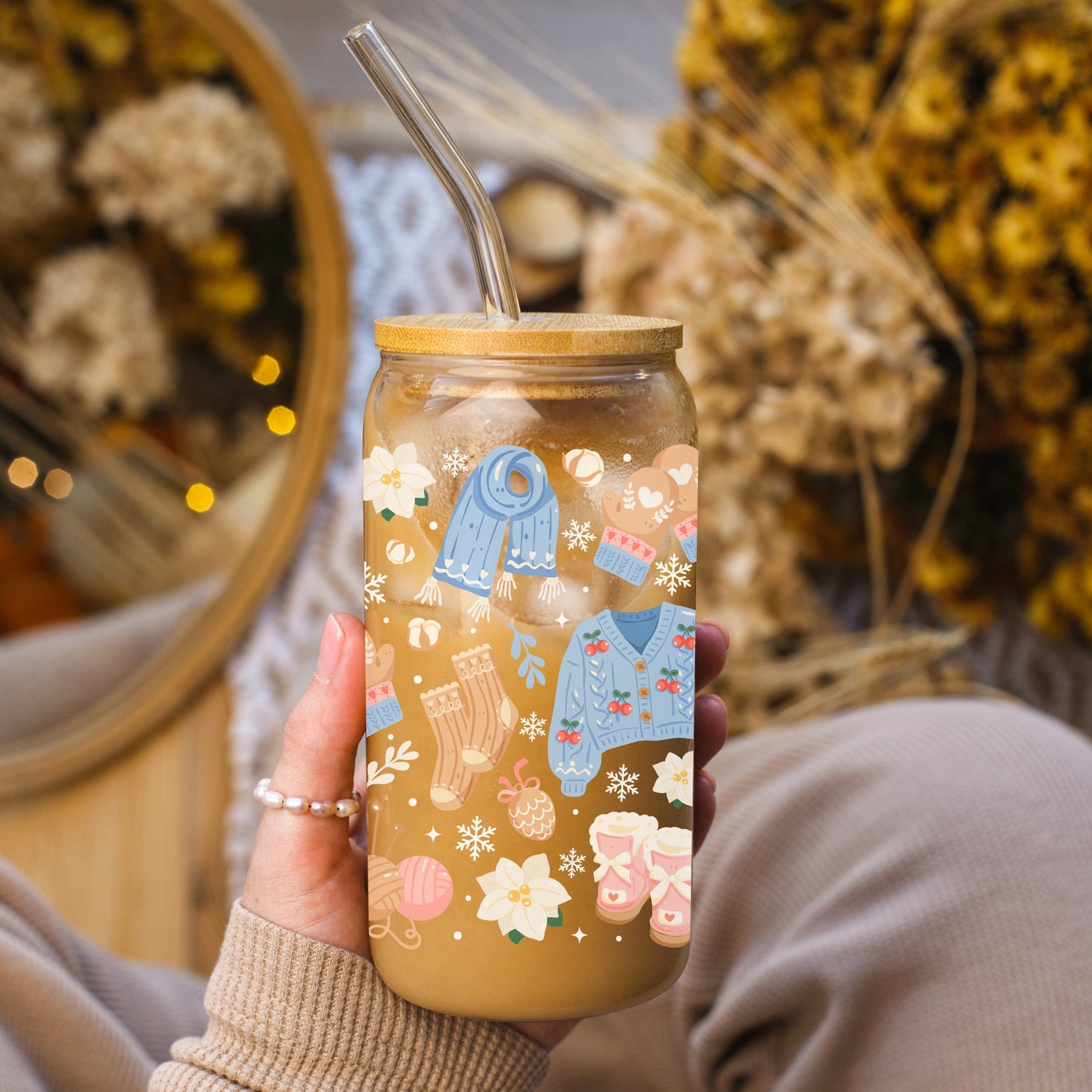 Creasowl Cozy Christmas Sweater Glazen Koffiebeker met Deksel en Glazen Rietje – 500ml