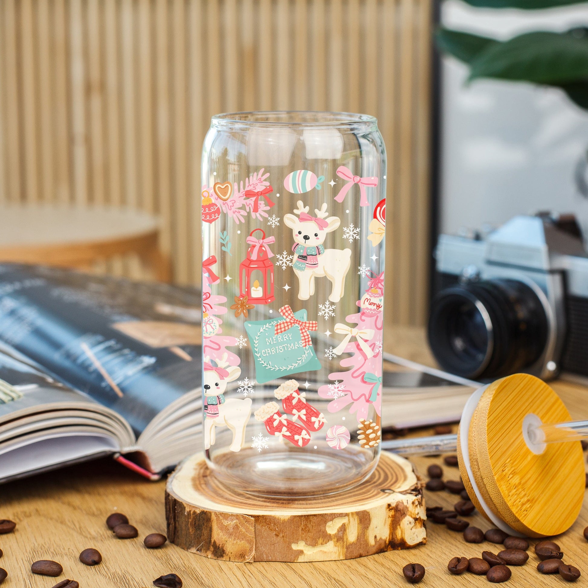 Creasowl Pastel Christmas Glazen Koffiebeker met Deksel en Glazen Rietje – 500ml