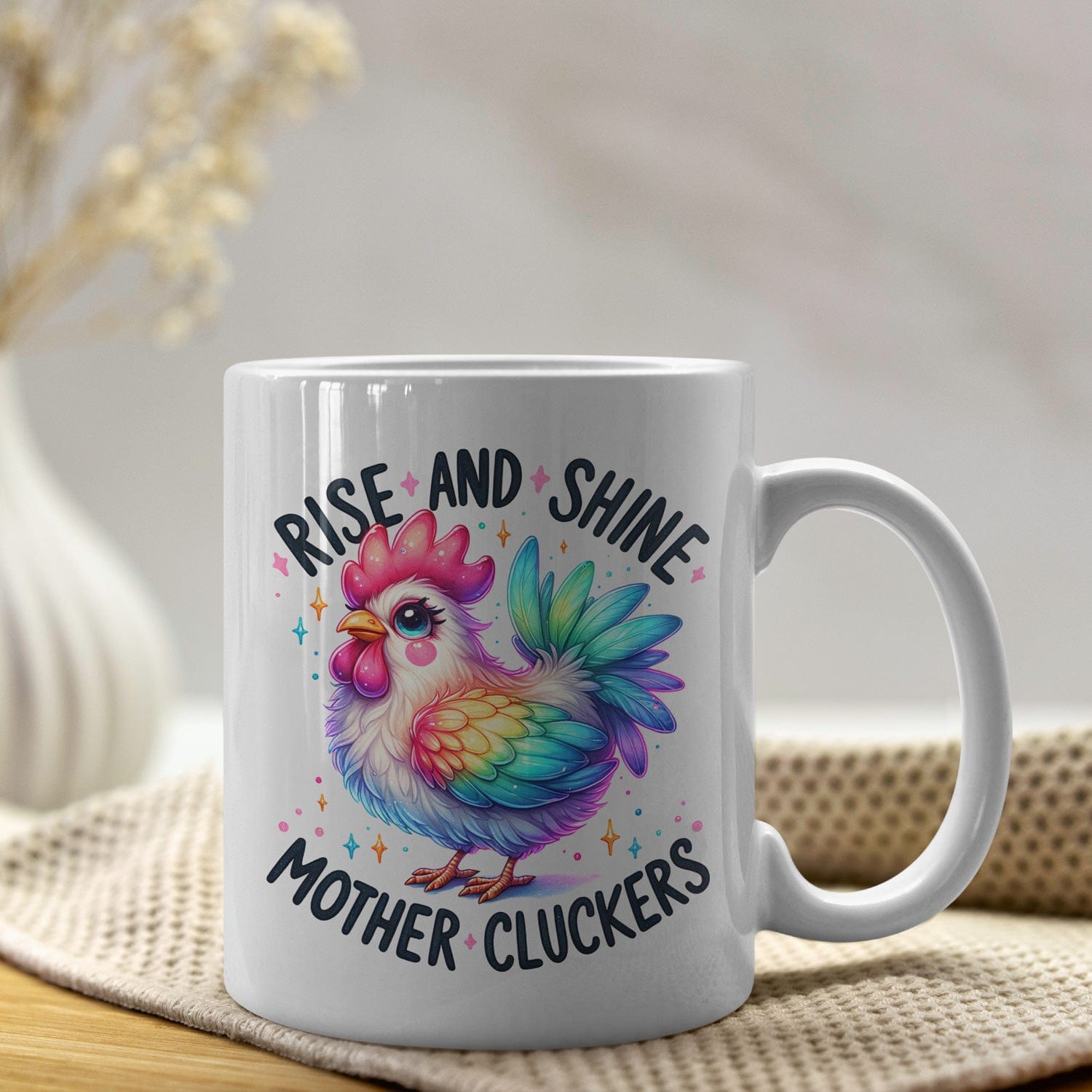 Kleurrijke mok met grappige kip en Tekst "Rise and Shine Mother Cluckers"