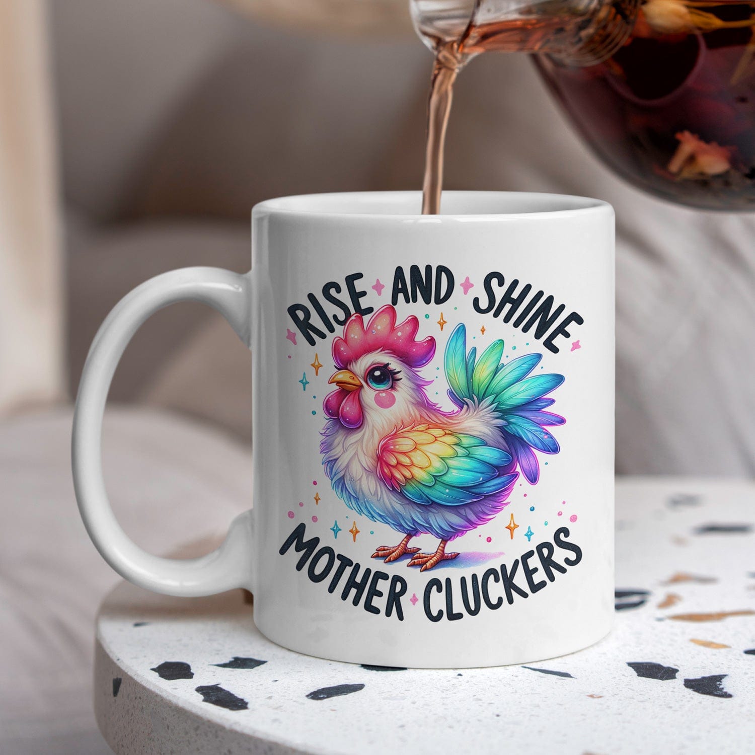 Kleurrijke mok met grappige kip en Tekst "Rise and Shine Mother Cluckers"