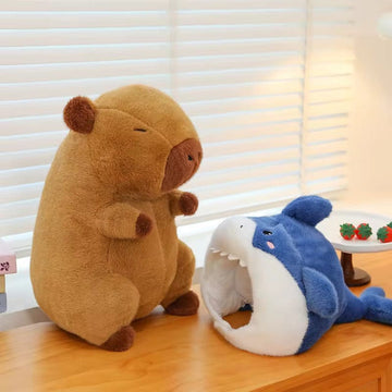 Mijn winkel Capybara Knuffel 35 cm met Afneembaar Haaienmutsje