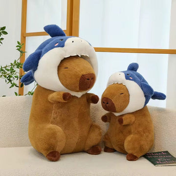 Mijn winkel Capybara Knuffel 35 cm met Afneembaar Haaienmutsje