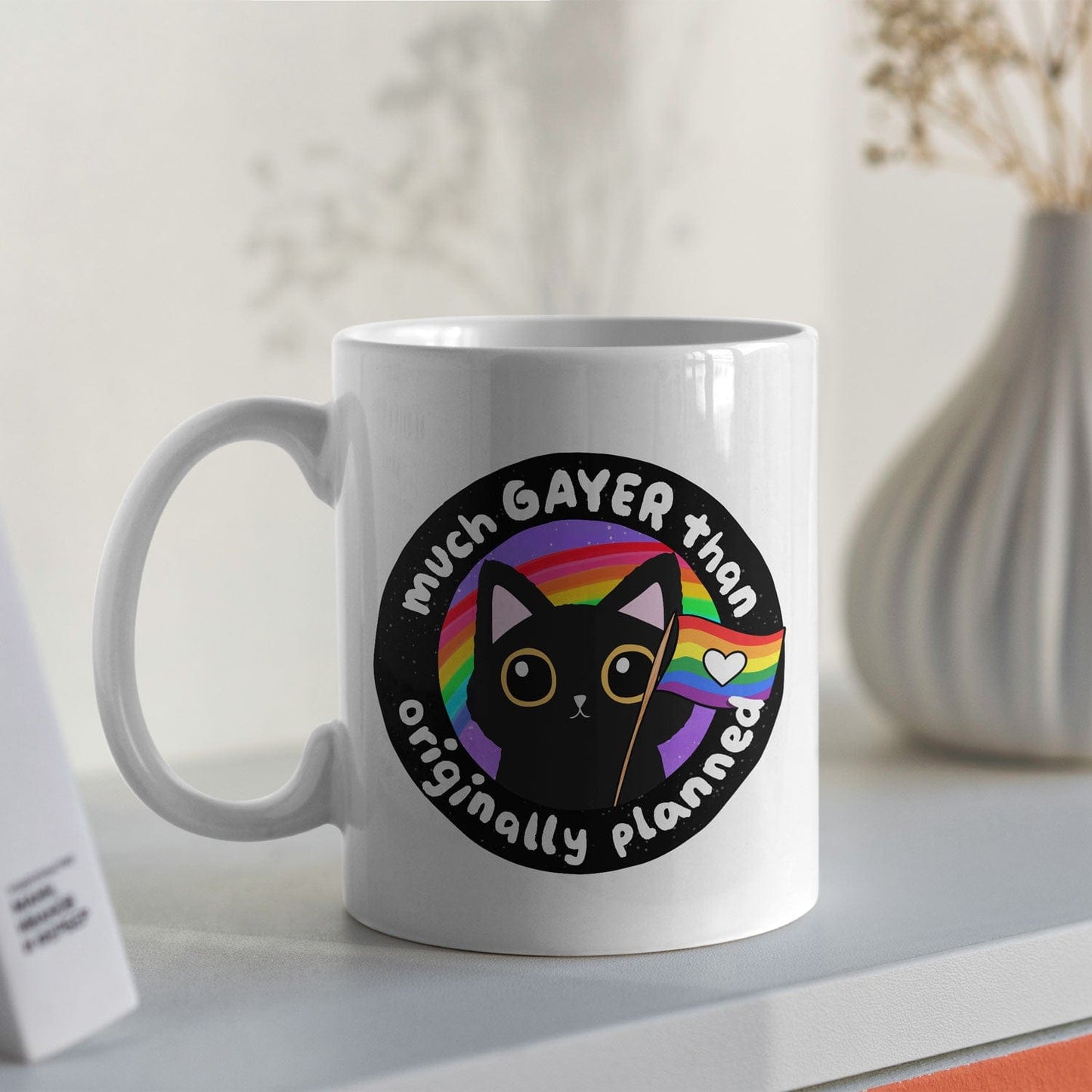 Pride Mok met Grappige Kat en Tekst "Much Gayer Than Originally Planned