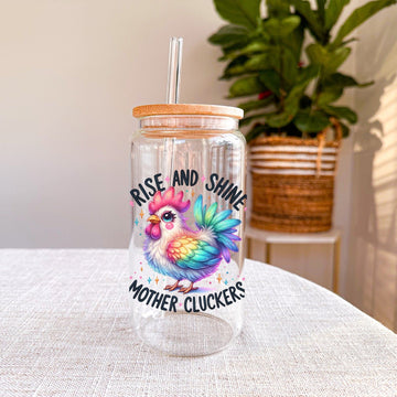 Rise and Shine Mother Cluckers Glazen Beker 500 ml – met deksel & rietje