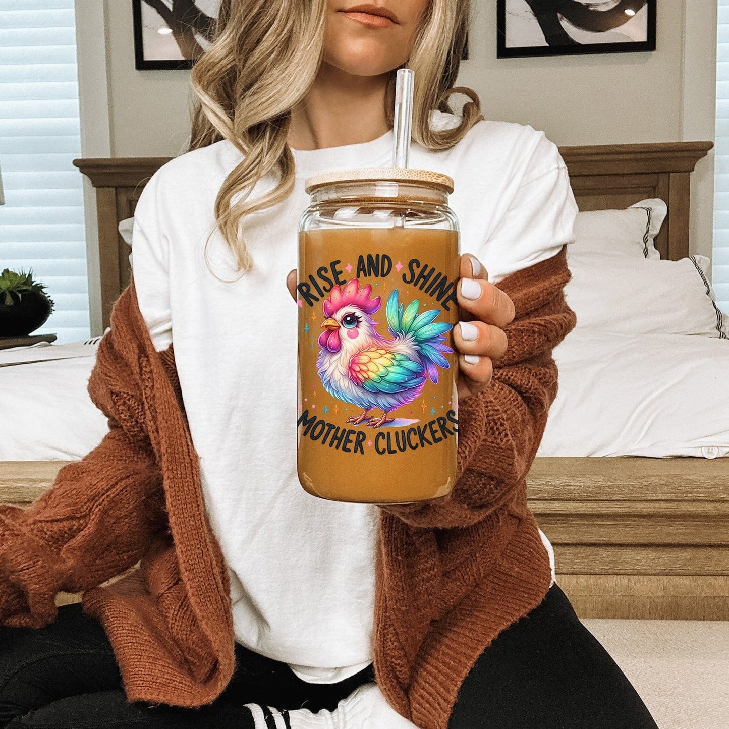 Rise and Shine Mother Cluckers Glazen Beker 500 ml – met deksel & rietje