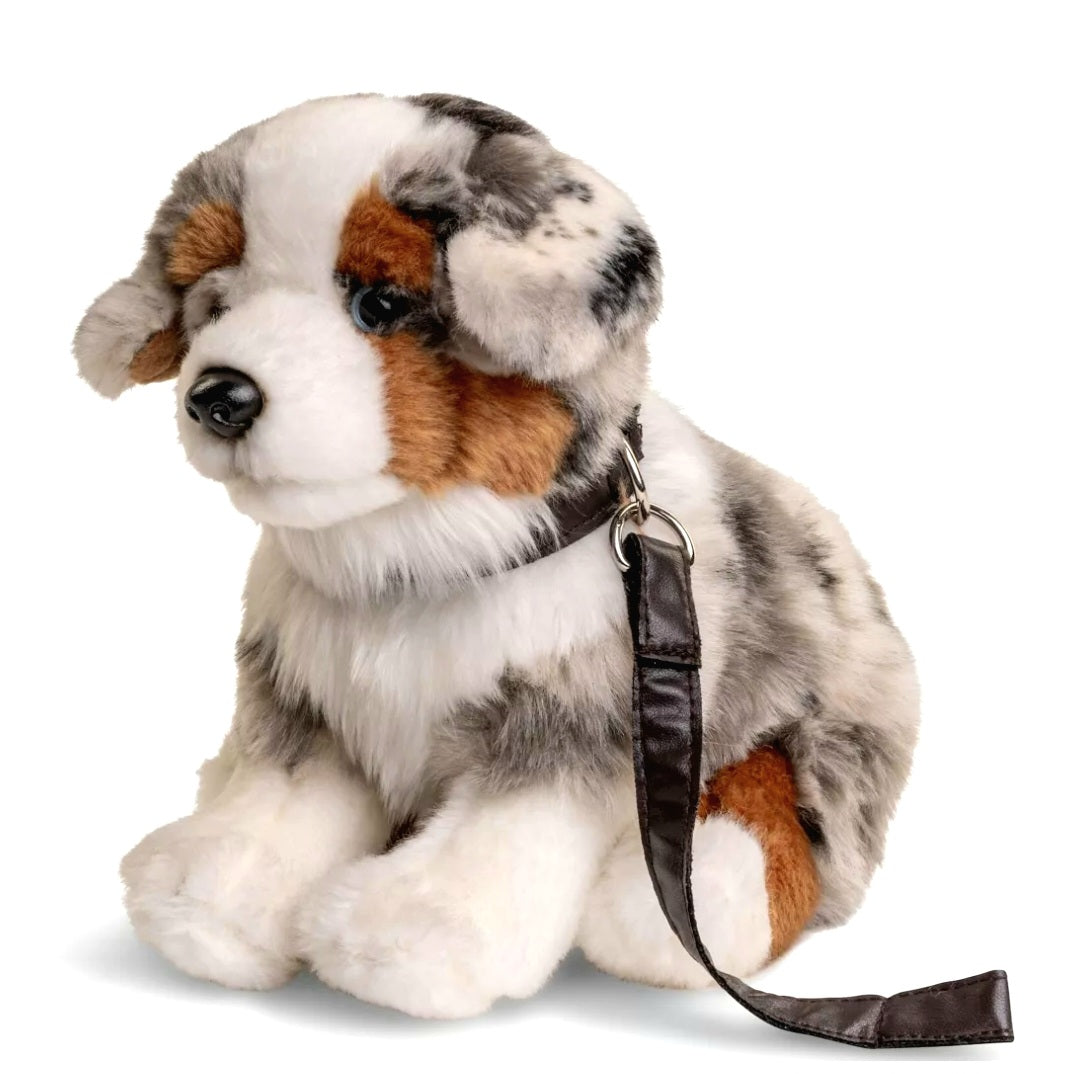 Australian Shepherd Puppy Knuffel Zittend met Riem 22 cm – Superzachte Pluche Hond – Schattige Puppy Knuffel – Huisdier Cuddly Toy – Cadeau voor Kinderen Creasowl