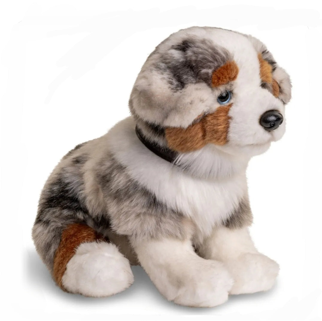 Australian Shepherd Puppy Knuffel Zittend met Riem 22 cm – Superzachte Pluche Hond – Schattige Puppy Knuffel – Huisdier Cuddly Toy – Cadeau voor Kinderen Creasowl